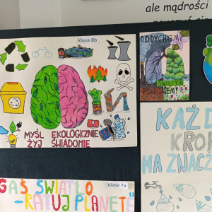 Plakat proekologiczny przygotowany przez klasę 8b. Kliknięcie na zdjęcie spowoduje jego powiększenie do rozmiaru oryginalnego.