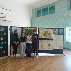 Laureaci 2 miejsca z panią Wicedyrektor odbierają voucher na zwolnienie z 1 niezapowiedzianej kartkówki. Kliknięcie na zdjęcie spowoduje jego powiększenie do rozmiaru oryginalnego.