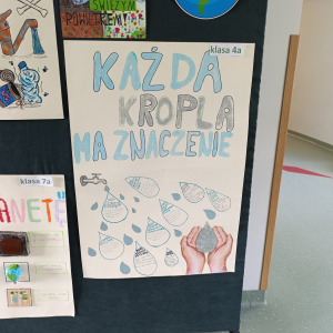 Plakat przygotowany przez uczniów klasy 4 a z okazji obchodów Dnia Ziemi. Kliknięcie na zdjęcie spowoduje jego powiększenie do rozmiaru oryginalnego.