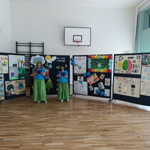 Uczennice klasy 8 b prowadzą uroczystość wręczania nagród w konkursie zorganizowanym z okazji obchodów Dnia Ziemi. Kliknięcie na zdjęcie spowoduje jego powiększenie do rozmiaru oryginalnego.