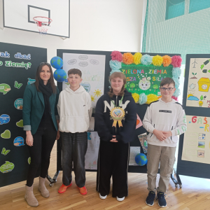 Reprezentacja klasy 7 b z medalem wręczonym przez panią Wicedyrektor z okazji konkursu promującego ochronę Ziemi. Kliknięcie na zdjęcie spowoduje jego powiększenie do rozmiaru oryginalnego.
