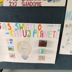 Plakat przygotowany przez klasę 7 a  z okazji obchodów Dnia Ziemi. Kliknięcie na zdjęcie spowoduje jego powiększenie do rozmiaru oryginalnego.