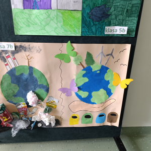 Plakat przygotowany przez klasę 7 b na konkurs z okazji Dnia Ziemi. Kliknięcie na zdjęcie spowoduje jego powiększenie do rozmiaru oryginalnego.