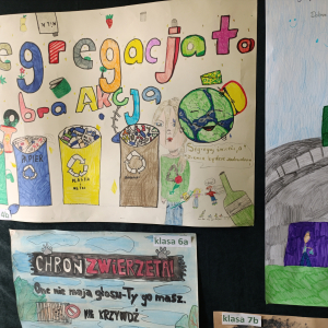 Plakat klasy 4 b przygotowany z okazji Dnia Ziemi. Kliknięcie na zdjęcie spowoduje jego powiększenie do rozmiaru oryginalnego.