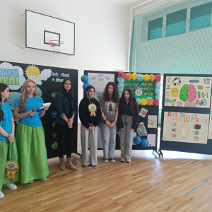 Grupka dziewczyn z klasy 8 b z medalem zdobytym za przygotowany plakat z okazji obchodów Dnia Ziemi. Kliknięcie na zdjęcie spowoduje jego powiększenie do rozmiaru oryginalnego.