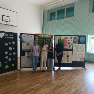 Laureaci 3 miejsca w szkolnym konkursie ekologicznym z okazji obchodów Dnia Ziemi - uczniowie klasy 5 a z panią Wicedyrektor na uroczystości wręczenia nagród. Kliknięcie na zdjęcie spowoduje jego powiększenie do rozmiaru oryginalnego.