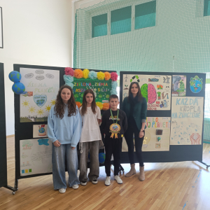 Grupka uczniów z klasy 5 a odbiera medal "Przyjaciel Ziemi" z rąk pani Wicedyrektor Doroty Gurgul. Kliknięcie na zdjęcie spowoduje jego powiększenie do rozmiaru oryginalnego.