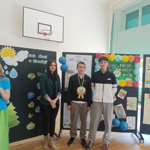 Przedstawiciele kl. 8 a z medalem "Przyjaciel Ziemi" wręczonym przez panią Wicedyrektor. Kliknięcie na zdjęcie spowoduje jego powiększenie do rozmiaru oryginalnego.