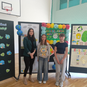 Pani Wicedyrektor Dorota Gurgul z uczennicami kl. 5 b na akademii z okazji obchodów Dnia Ziemi. Kliknięcie na zdjęcie spowoduje jego powiększenie do rozmiaru oryginalnego.