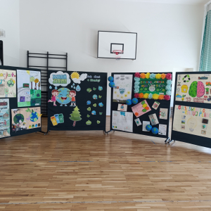 Sztalugi z plakatami ekologicznymi przygotowanymi z okazji Dnia Ziemi przez poszczególne klasy. Kliknięcie na zdjęcie spowoduje jego powiększenie do rozmiaru oryginalnego.