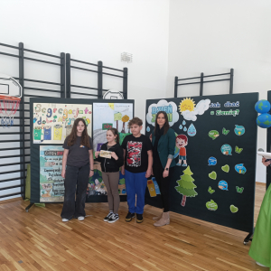 Reprezentacja klasy 6 a - laureaci 1 miejsca w konkursie ekologicznym: plakat promujący ochronę Ziemi. Towarzyszy im pani Wicedyrektor Dorota Gurgul. Kliknięcie na zdjęcie spowoduje jego powiększenie do rozmiaru oryginalnego.
