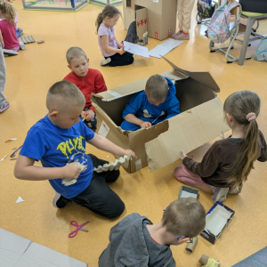 Zabawa w kartonach z okazji Dnia bez zabawek w oddziale przedszkolnym. Kliknięcie na zdjęcie spowoduje jego powiększenie do rozmiaru oryginalnego.