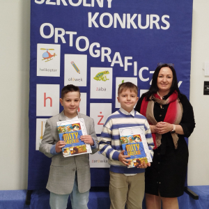 Pani Dyrektor Joanna Ozorka-Krawczyk z laureatami 3 miejsca  klas 3 w Szkolnym Konkursie Ortograficznym  oraz organizatorkami paniami: Iwoną Czesak i Stanisławą Bernady. Kliknięcie na zdjęcie spowoduje jego powiększenie do rozmiaru oryginalnego.