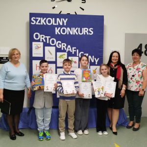 Pani Dyrektor Joanna Ozorka-Krawczyk z laureatami miejsc 1-3  klas 3 w Szkolnym Konkursie Ortograficznym  oraz organizatorkami paniami: Iwoną Czesak i Stanisławą Bernady. Kliknięcie na zdjęcie spowoduje jego powiększenie do rozmiaru oryginalnego.