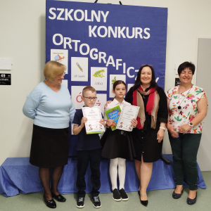Pani Dyrektor Joanna Ozorka-Krawczyk z laureatami 2 i 3 miejsca  klas 2 w Szkolnym Konkursie Ortograficznym: Antoniną Małek i Wojciechem Janiszem oraz organizatorkami paniami: Iwoną Czesak i Stanisławą Bernady. Kliknięcie na zdjęcie spowoduje jego powiększenie do rozmiaru oryginalnego.