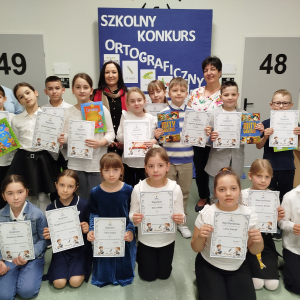 Pani Dyrektor Joanna Ozorka-Krawczyk z laureatami miejsc 1-3 oraz uczestnikami Szkolnego Konkursu Ortograficzego  oraz organizatorkami paniami: Iwoną Czesak i Stanisławą Bernady. Kliknięcie na zdjęcie spowoduje jego powiększenie do rozmiaru oryginalnego.