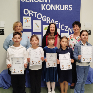 Pani Dyrektor Joanna Ozorka-Krawczyk z uczestnikami Szkolnego Konkursu Ortograficznego z klas 2  oraz organizatorkami paniami: Iwoną Czesak i Stanisławą Bernady. Kliknięcie na zdjęcie spowoduje jego powiększenie do rozmiaru oryginalnego.