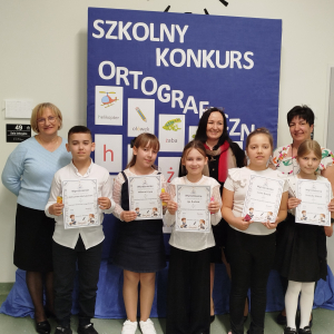 Pani Dyrektor Joanna Ozorka-Krawczyk z uczestnikami Szkolnego Konkursu Ortograficznego z klas 2  oraz organizatorkami paniami: Iwoną Czesak i Stanisławą Bernady. Kliknięcie na zdjęcie spowoduje jego powiększenie do rozmiaru oryginalnego.