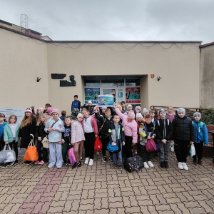 Dzieci z kl.1-3 zgromadzone przez krytą pływalnią w Bochni. Kliknięci na zdjęcie spowoduje jego powiększenie do rozmiaru oryginalnego.