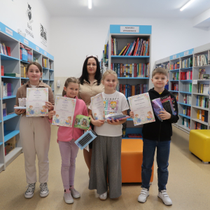 Laureaci Szkolnego Konkursu "Najlepszy czytelnik miesiąca kwietnia" - z klas 3 z panią Dyrektor Joanną Ozroką-Krawczyk. Kliknięcie na zdjęcie spowoduje jego powiększenie do rozmiaru oryginalnego.