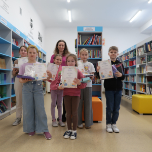 Laureaci Szkolnego Konkursu "Najlepszy czytelnik miesiąca kwietnia" z panią Marceliną Pajor. Kliknięcie na zdjęcie spowoduje jego powiększenie do rozmiaru oryginalnego.
