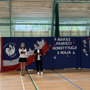 Dwójka uczniów rozpoczyna akademię z okazji 3 maja. Zdjęcia Urząd Gminy Szczurowa. Kliknięcie na zdjęcie spowoduje jego powiększenie do rozmiaru oryginalnego.