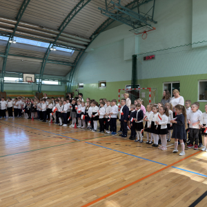 Nauczyciele wraz z uczniami zgromadzeni na hali sportowej z okazji akademii. Zdjęcia Urząd Gminy Szczurowa. Kliknięcie na zdjęcie spowoduje jego powiększenie do rozmiaru oryginalnego.