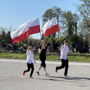 Reprezentacja klasy 7 a z flagami. Zdjęcia Urząd Gminy Szczurowa. Kliknięcie na zdjęcie spowoduje jego powiększenie do rozmiaru oryginalnego.