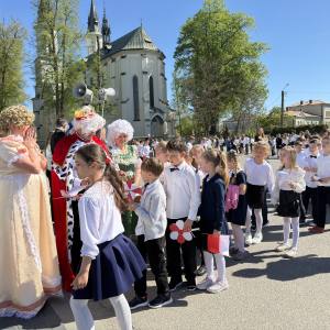 Wręczanie cukierków dzieciom przez króla i jego dwór na zakończenie akademii. Zdjęcia Urząd Gminy Szczurowa. Kliknięcie na zdjęcie spowoduje jego powiększenie do rozmiaru oryginalnego.