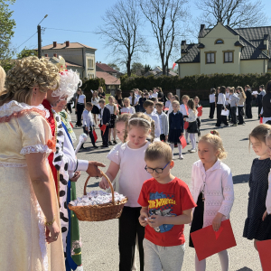 Król wraz z dwórkami wręcza cukierki dzieciom. Zdjęcia Urząd Gminy Szczurowa. Kliknięcie na zdjęcie spowoduje jego powiększenie do rozmiaru oryginalnego.