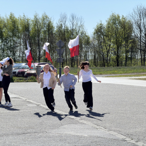 Uczniowie z klasy 5 b w trakcie biegu z flagami. Zdjęcia Urząd Gminy Szczurowa. Kliknięcie na zdjęcie spowoduje jego powiększenie do rozmiaru oryginalnego.
