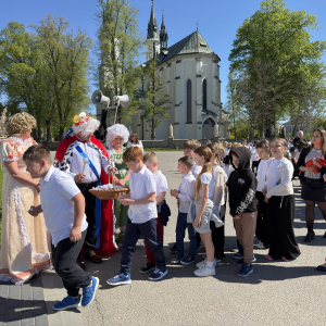 Rozdawanie cukierków  na zakończenia akademii. Zdjęcia Urząd Gminy Szczurowa. Kliknięcie na zdjęcie spowoduje jego powiększenie do rozmiaru oryginalnego.