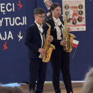 Duet uczniów grających na saksofonie. Zdjęcia Urząd Gminy Szczurowa. Kliknięcie na zdjęcie spowoduje jego powiększenie do rozmiaru oryginalnego.