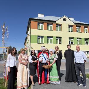 Pani Dyrektor Joanna Ozorka-Krawczyk, pani Wicedyrektor Dorota Gurgul, ksiądz Grzegorz Wolak, pani Katarzyna Biedrońska, pan Robert Dzień z królem Stanisławem Augustem Poniatowskim i jego damami dworu. Zdjęcia Urząd Gminy Szczurowa. Kliknięcie na zdjęcie spowoduje jego powiększenie do rozmiaru oryginalnego.
