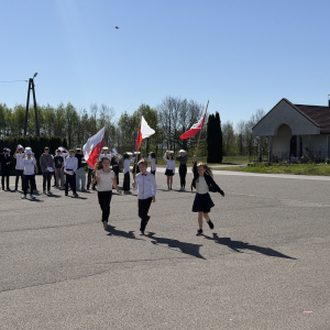 Reprezentacja klasy 4 b biegnie z flagami. Zdjęcia Urząd Gminy Szczurowa. Kliknięcie na zdjęcie spowoduje jego powiększenie do rozmiaru oryginalnego.