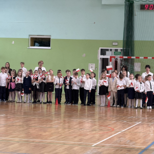 Dyrekcja, nauczyciele i uczniowie zgromadzeni na akademii majowej. Zdjęcia Urząd Gminy Szczurowa. Kliknięcie na zdjęcie spowoduje jego powiększenie do rozmiaru oryginalnego.