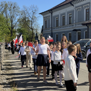 Uczniowie w trakcie pochodu z okazji 3 Maja. Zdjęcia Urząd Gminy Szczurowa. Kliknięcie na zdjęcie spowoduje jego powiększenie do rozmiaru oryginalnego.
