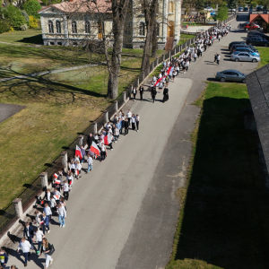 Korowód z okazji Święta 3 Maja utworzony przez Dyrekcję, nauczycieli oraz uczniów ZS w Szczurowej. Widok z drona napisu "Konstytucja 3 Maja" w wykonaniu przedszkolaków i uczniów klas 1-8 ZS w Szczurowej. Zdjęcia Urząd Gminy Szczurowa. Kliknięcie na zdjęcie spowoduje jego powiększenie do rozmiaru oryginalnego.