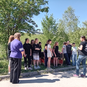 Wolontariuszki niosą dary. Kliknięcie na zdjęcie spowoduje jego powiększenie do rozmiaru oryginalnego.
