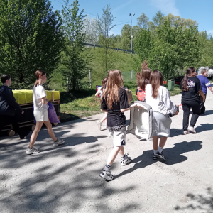 Wolontariusze wchodzą z darami do schroniska. Kliknięcie na zdjęcie spowoduje jego powiększenie do rozmiaru oryginalnego.
