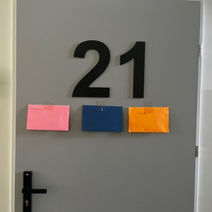 Zadania z gry terenowej przyklejone na drzwiach biblioteki. Kliknięcie na zdjęcie spowoduje jego powiększenie do rozmiaru oryginalnego.
