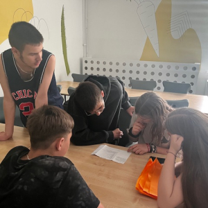 Jedna z grup uczniów z klasy 8 a w trakcie rozwiązywania zadań.  Kliknięcie na zdjęcie spowoduje jego powiększenie do rozmiaru oryginalnego.