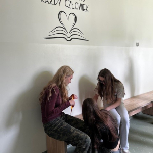 Grupka uczennic z klasy 8 b w trakcie rozwiązywania zadania w ramach gry terenowej. Kliknięcie na zdjęcie spowoduje jego powiększenie do rozmiaru oryginalnego.