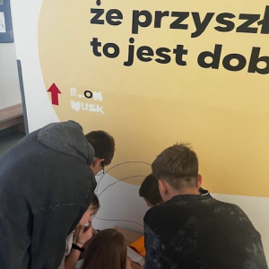 Jedna z grup w trakcie rozwiazywania zagadki z gry terenowej. Kliknięcie na zdjęcie spowoduje jego powiększenie do rozmiaru oryginalnego.