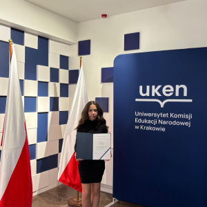 Uczennica kl. 8 b Julia Stec z zaświadczeniem laureata Małopolskiego Konkursu Języka Polskiego na gali wręczenia. Kliknięcie na zdjęcie spowoduje jego powiększenie do rozmiaru oryginalnego.