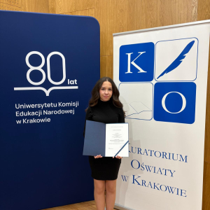 Laureatka Małopolskiego Konkursu Języka Polskiego Julia Stec z zaświadczeniem wręczonym na Uniwersytecie Pedagogicznym im. KEN w Krakowie. Kliknięcie na zdjęcie spowoduje jego powiększenie do rozmiaru oryginalnego.