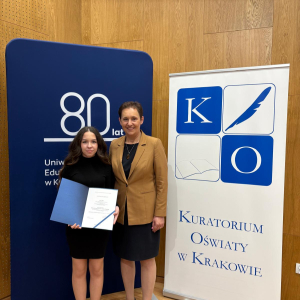 Julia Stec razem z przedstawicielką Małopolskiego Kuratorium Oświaty w Krakowie na gali wręczania zaświadczeń laureatom Małopolskiego Konkursu Języka Polskiego. Kliknięcie na zdjęcie spowoduje jego powiększenie do rozmiaru oryginalnego.