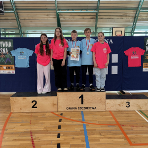 Laureaci wyzwania sportowego "Aktywna Wiosna" w kategorii chłopcy: kl.4-6 wraz z koleżankami z klasy 6a. Kliknięcie na zdjęcie spowoduje jego powiększenie do rozmiaru oryginalnego.