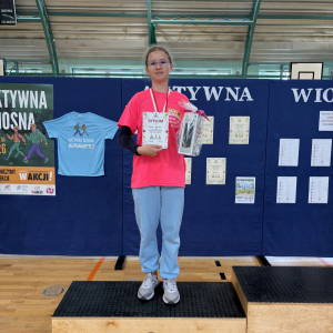 Aniela Niewola z kl. 5a laureatka 2 miejsca w wyzwaniu sportowym "Aktywna Wiosna". Kliknięcie na zdjęcie spowoduje jego powiększenie do rozmiaru oryginalnego.