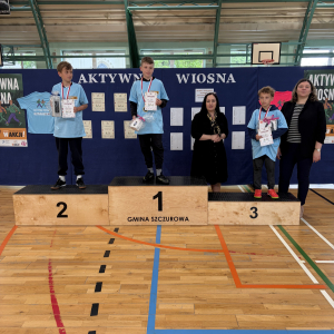 Laureaci miejsc 1-3 w kategorii chłopcy kl. 4-6 na podium. Kliknięcie na zdjęcie spowoduje jego powiększenie do rozmiaru oryginalnego.